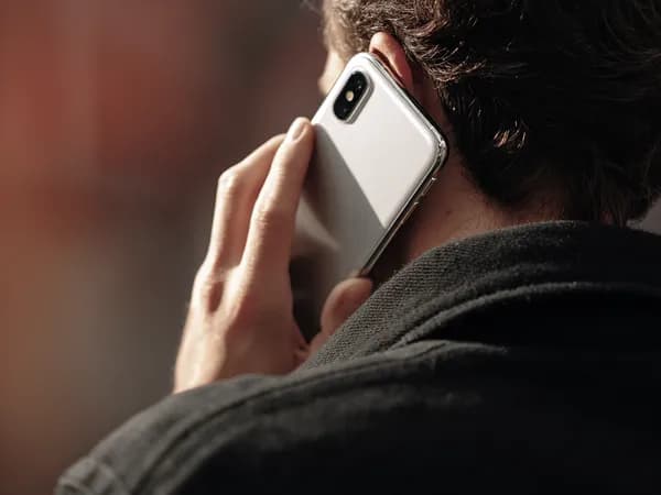 Голосовая и видеосвязь через IP-телефон, мобильное приложение или напрямую со смартфона